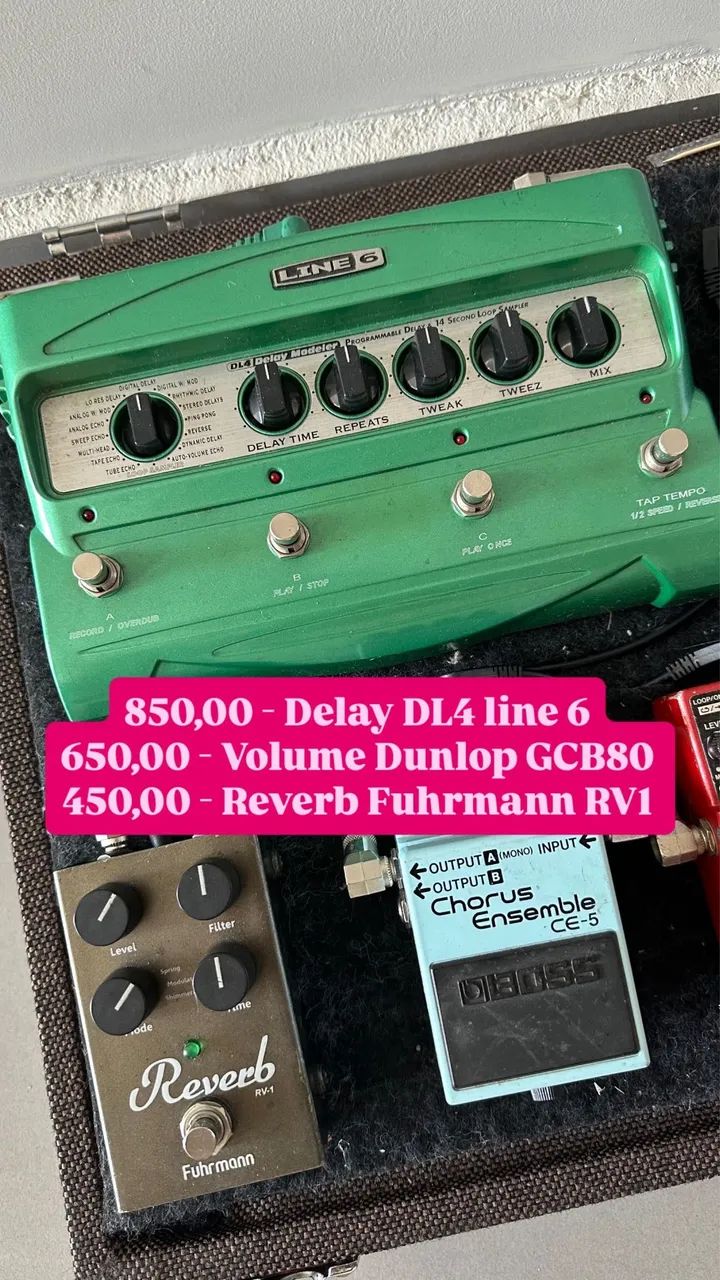 Pedais de delay, reverb e volume 