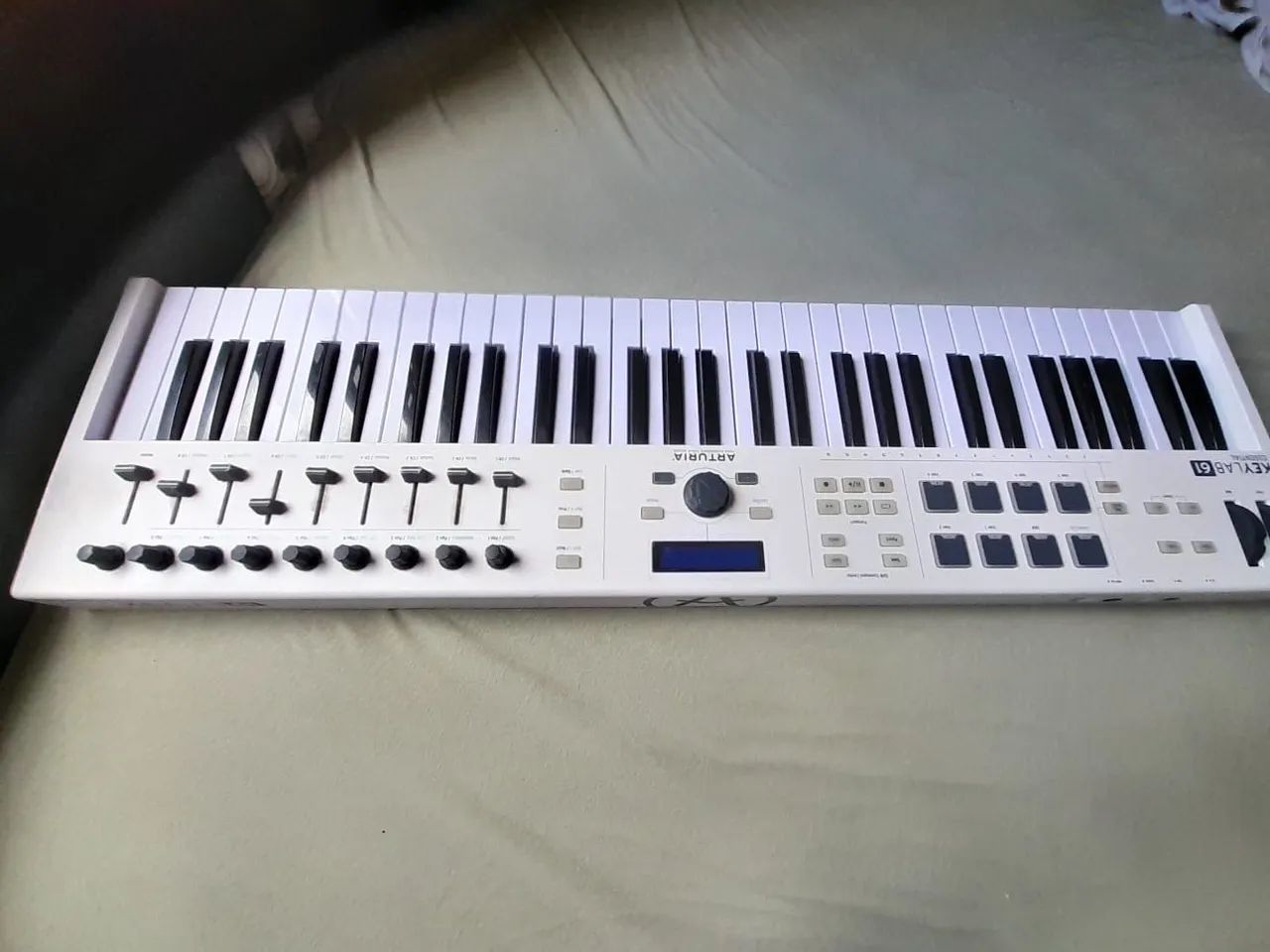 Controlador MIDI - Arturia Keylab Essential 61 Teclas - Foto 4