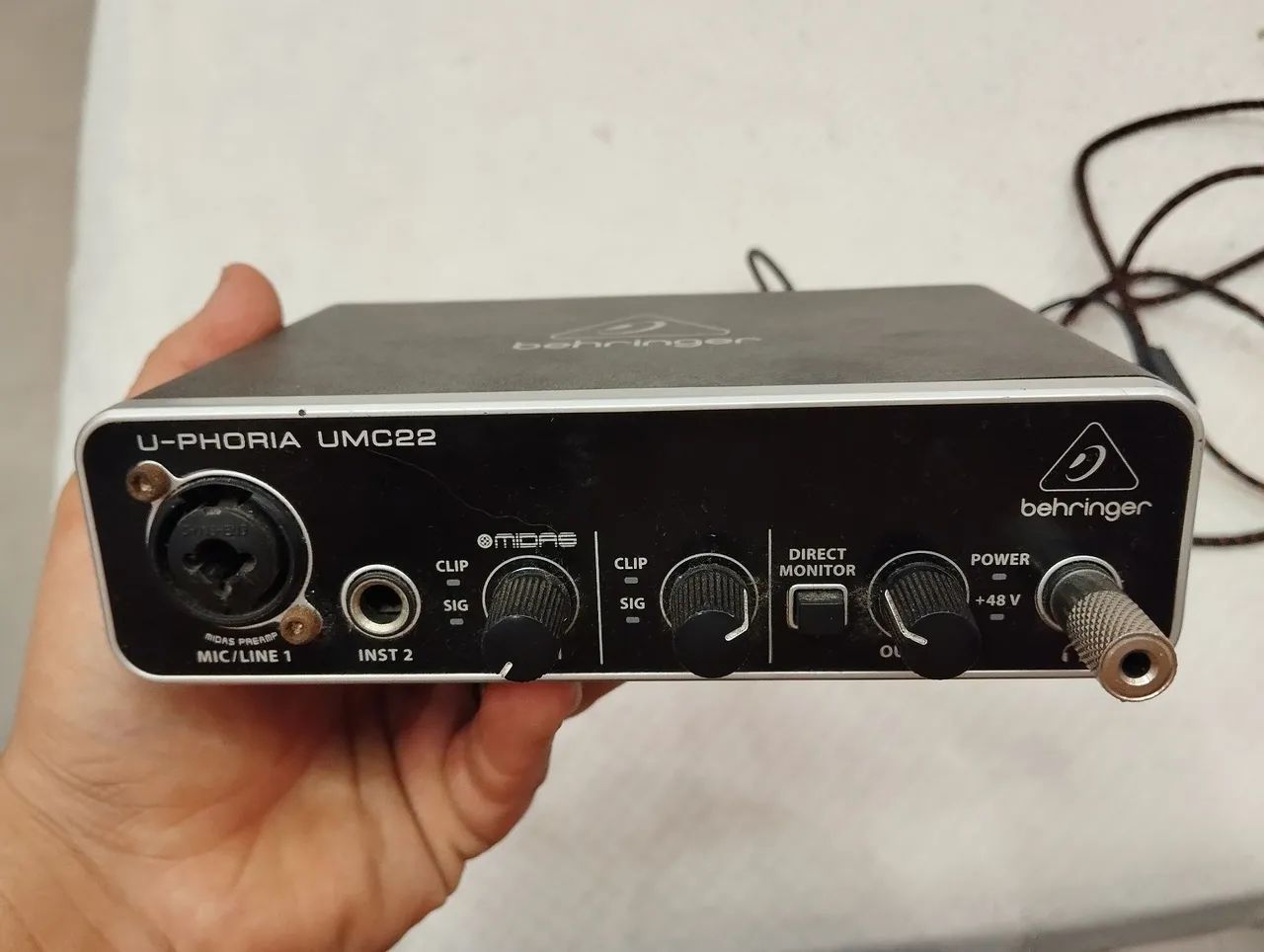 Interface de áudio Behringer UMC22418477692085882881