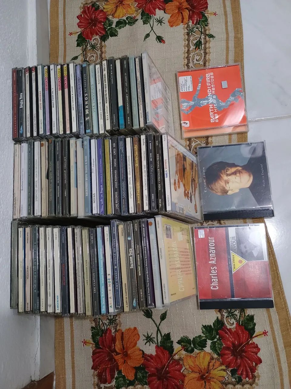 Lote com vários CDs.