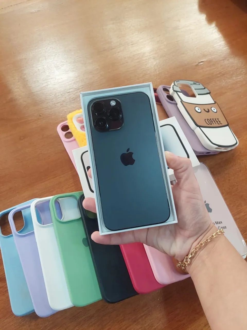 iPhone 14 Pro Max - acompanha 18 capinhas! 