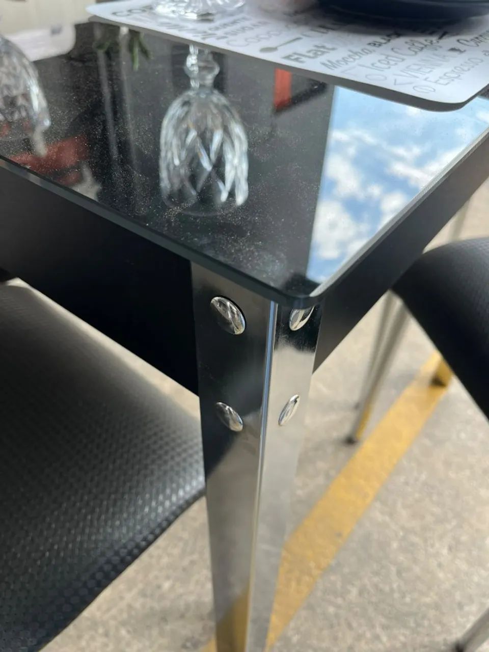 mesa de vidro 80x80 com 4 cadeiras de aço  - Foto 3