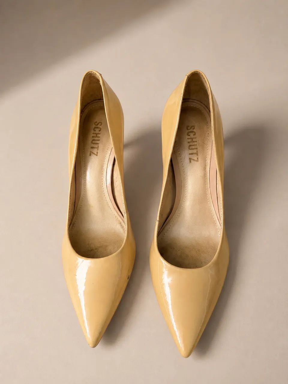 Scarpin schutz couro nude 