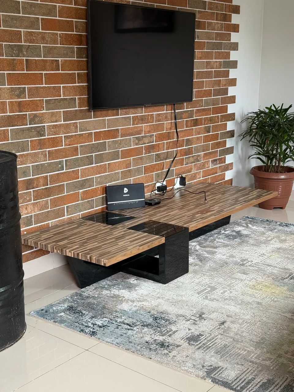 Mesa de centro em madeira com pés pretos robusto - Foto 4