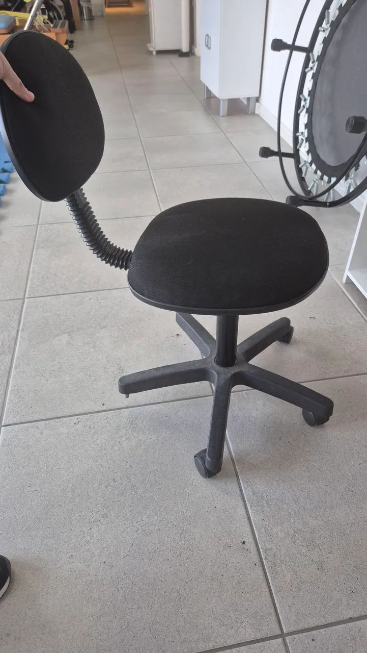 Vendo cadeira escritório - Foto 4
