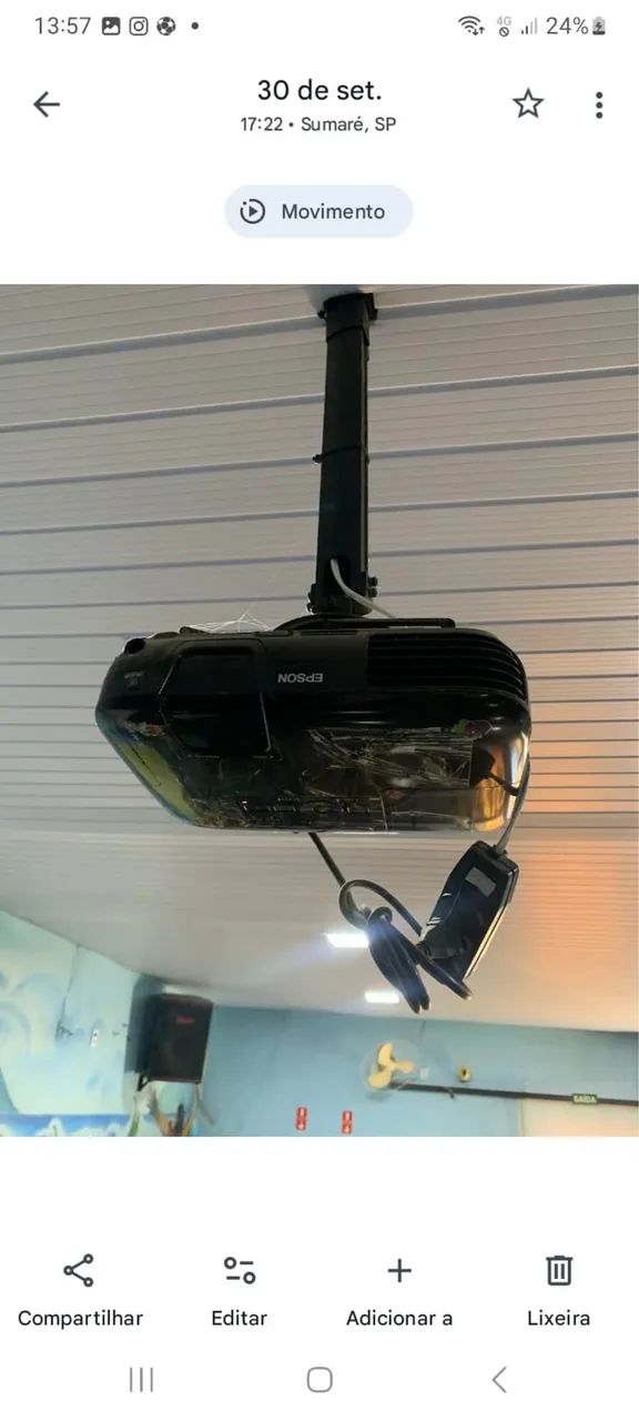 Tela de projeção automática e projetor Epson 