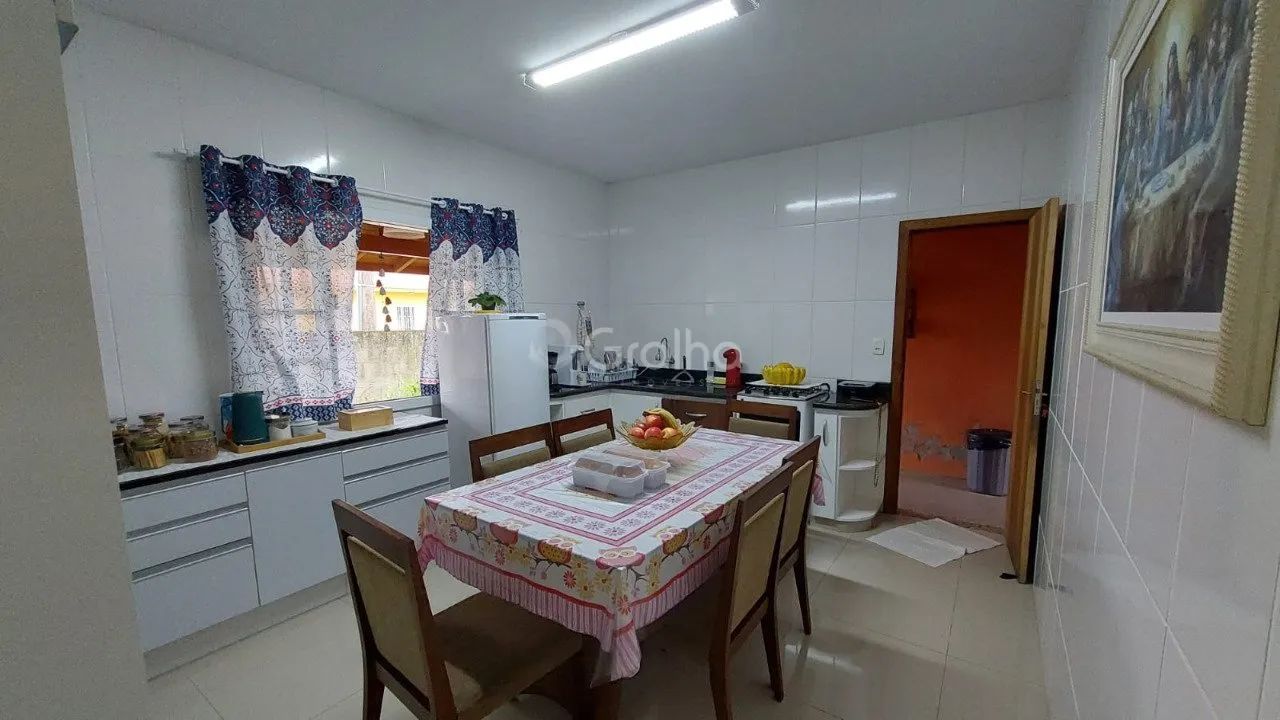 Casa de 235m² com 5 quartos no bairro Carianos - Foto 3