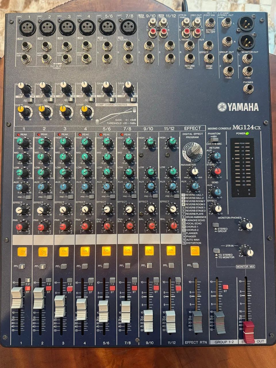 Mesa de Som Yamaha MG124CX 12 Canais com Efeitos Digitais