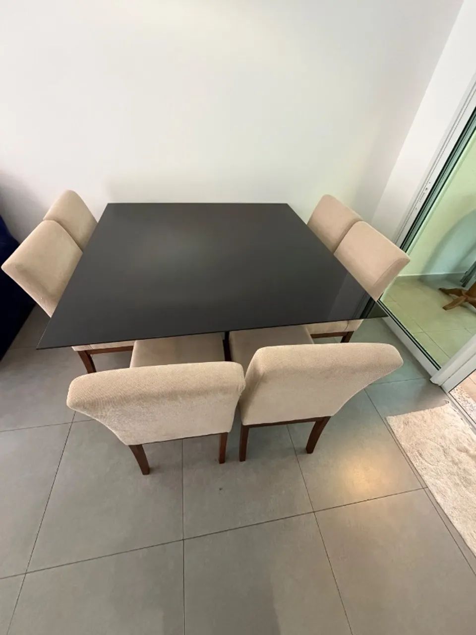 Mesa de jantar 8 lugares com 6 cadeiras