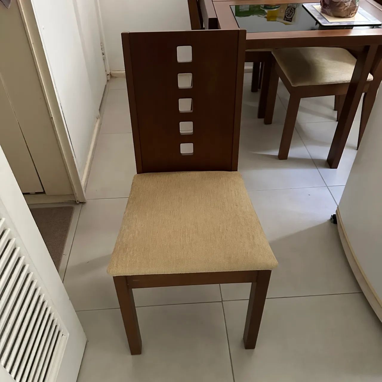 Mesa extensível em madeira e 4 cadeiras - Foto 4
