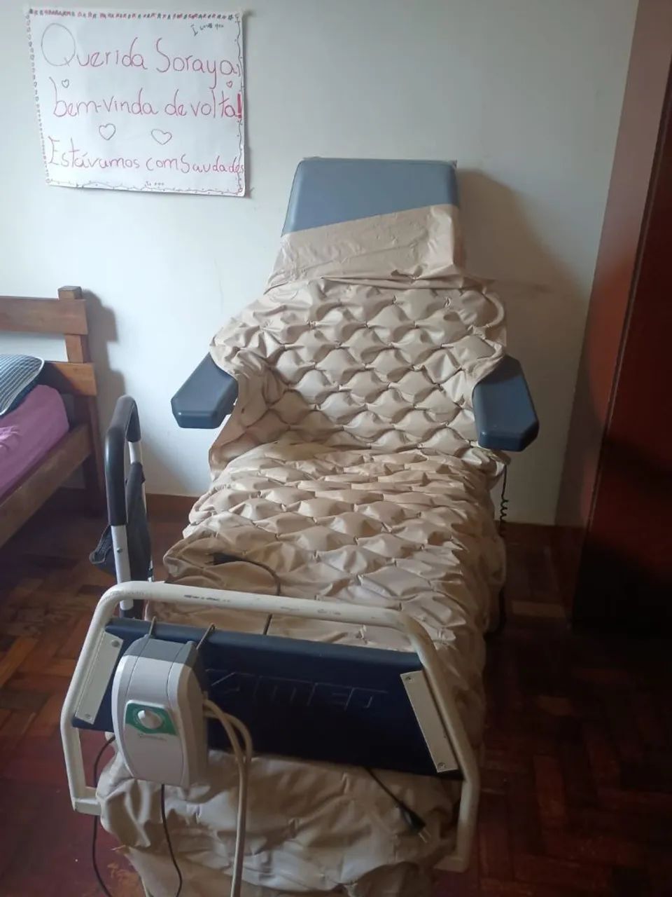 Doa-se uma cama hospitalar elétrica 