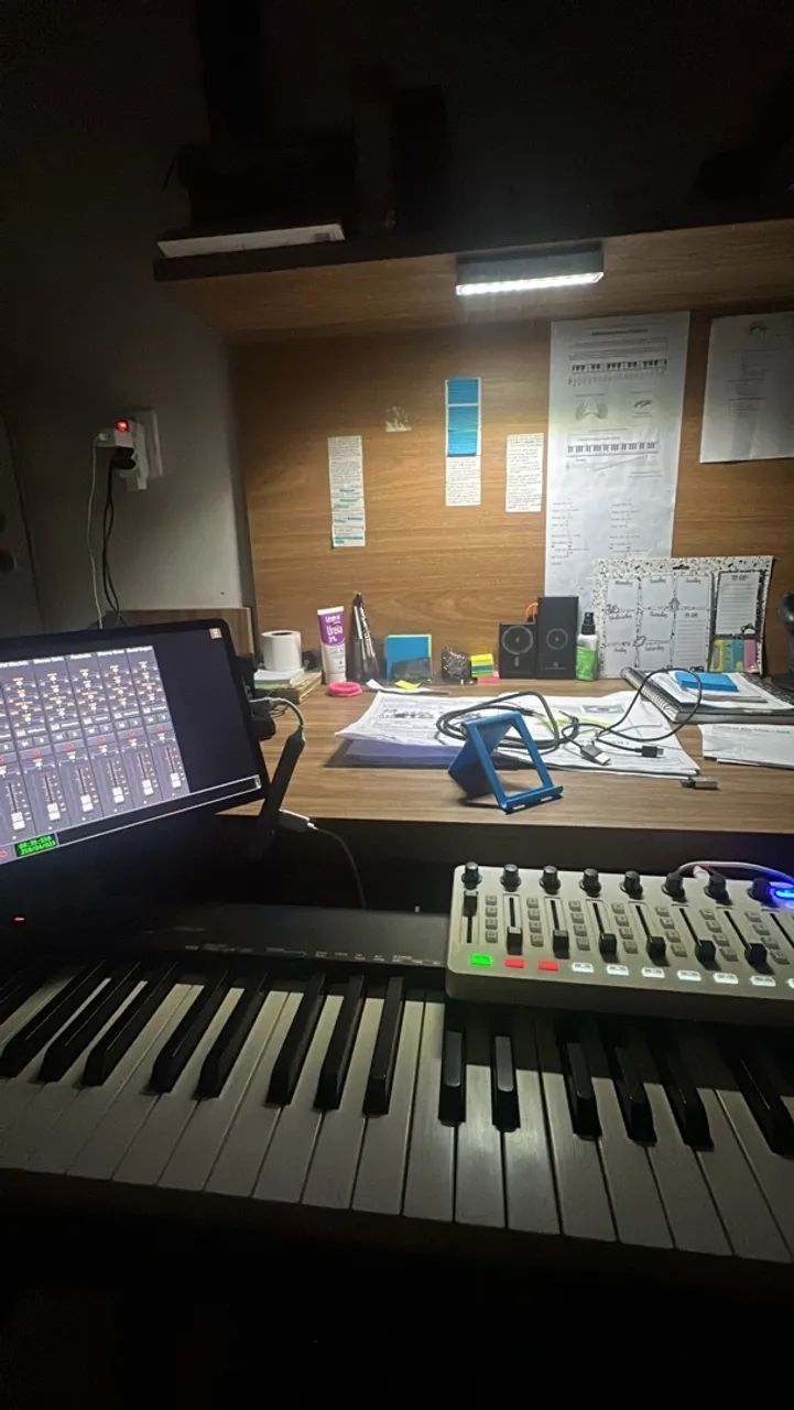 Piano digital, acompanha suporte estante em Z e os cabos  - Foto 5