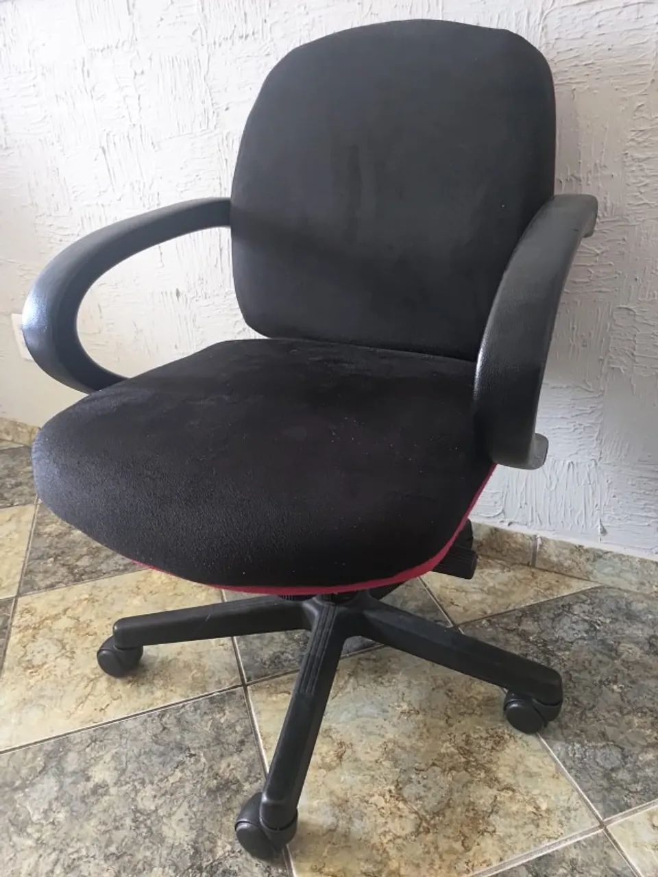 Cadeira de Escritório Preta / Vermelha Giratória - Ótima Oportunidade! - Foto 2