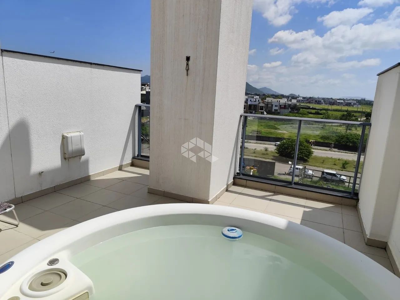 Apartamento duplex com 2 dormitórios, 1 suíte a 300 metros da praia do Campeche