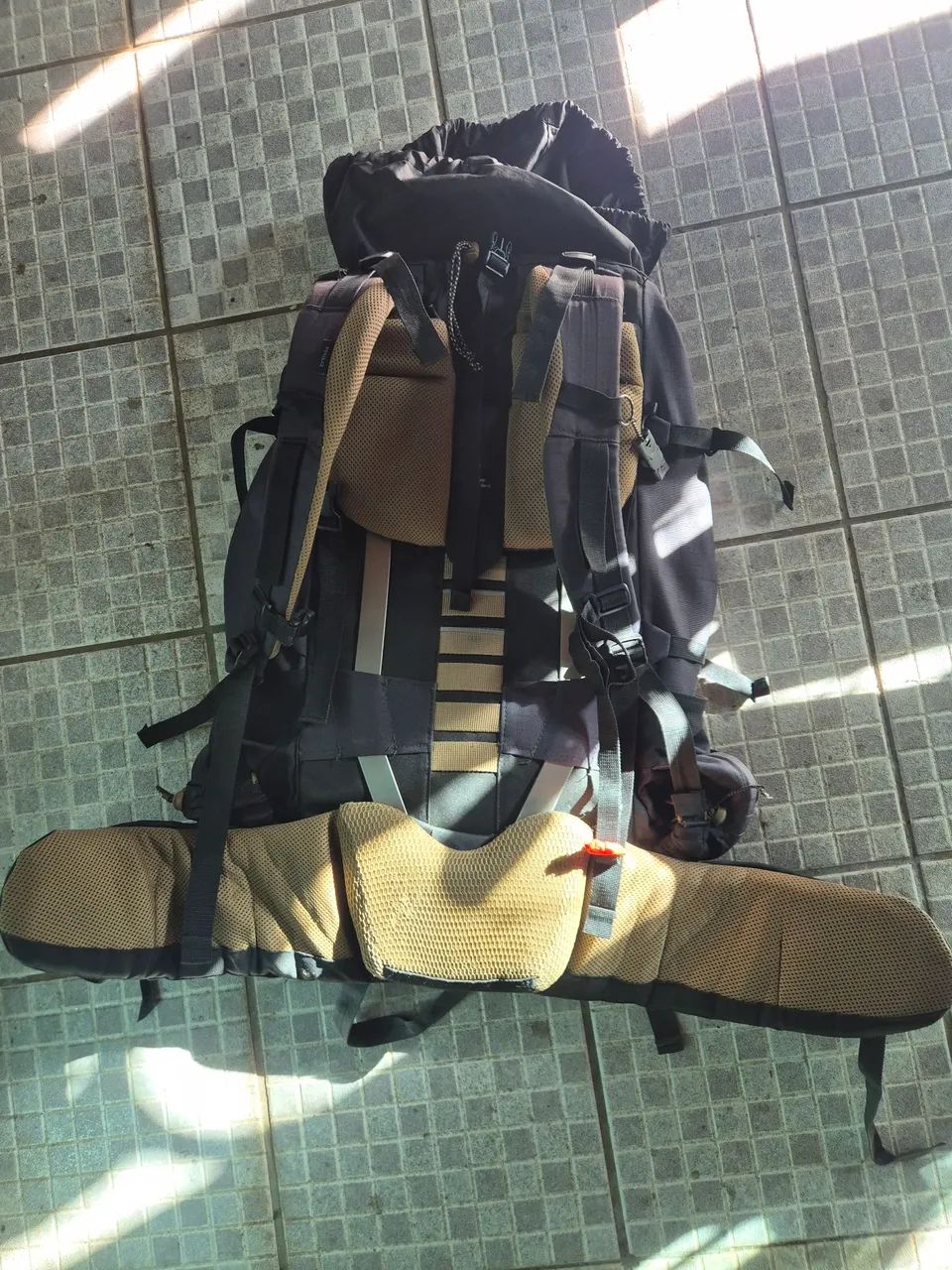 Mochila forclaz 80L, saco de dormir +isolante  - Foto 3