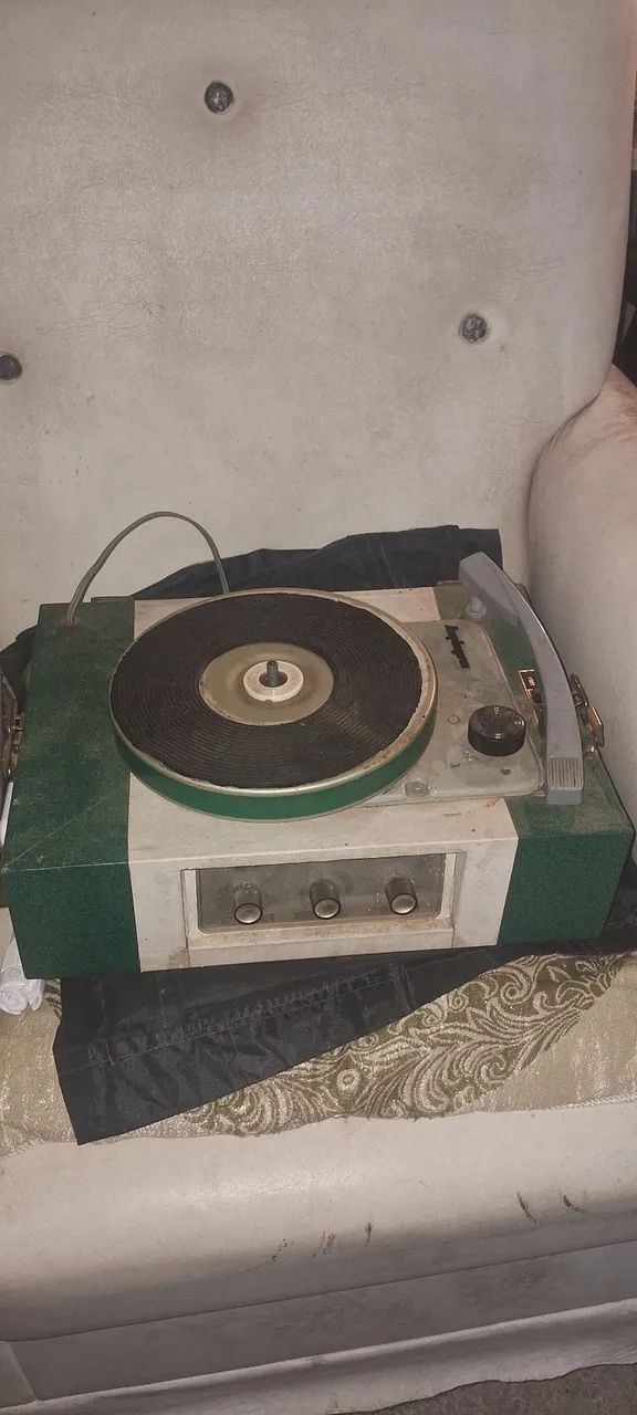 Vitrola antiga não sei se funciona