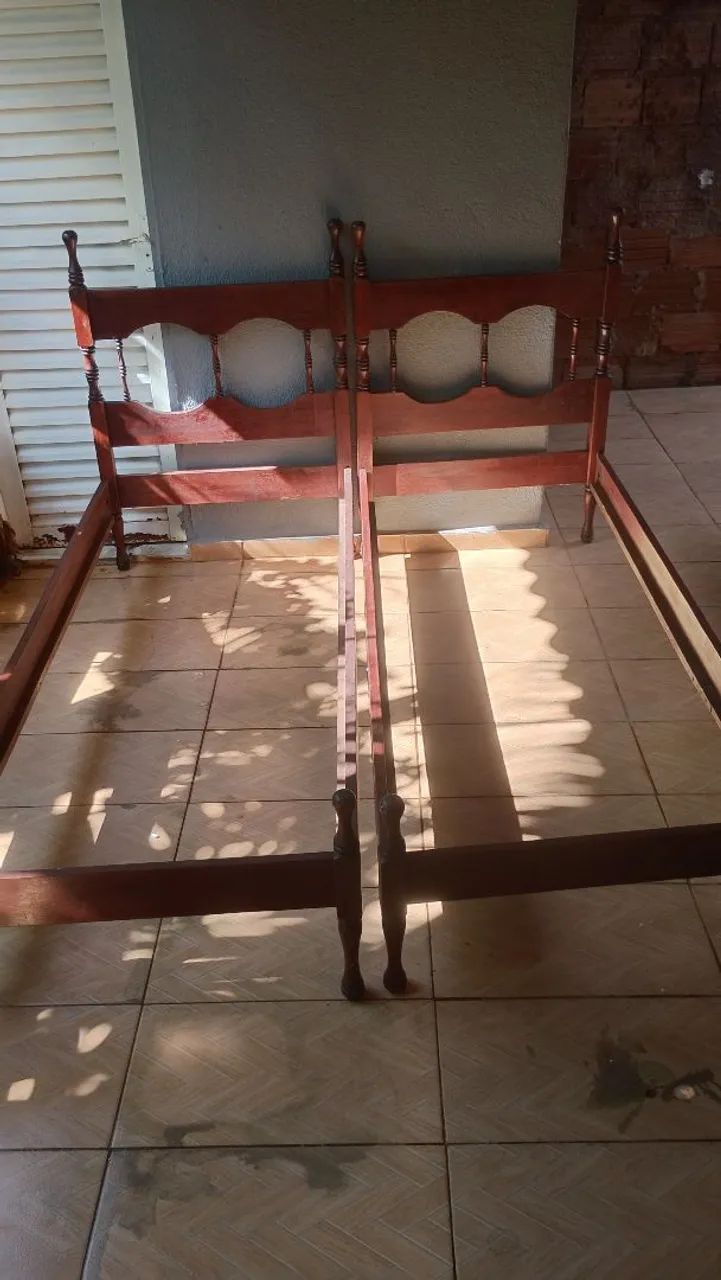Vendo cama de solteiro  150$ cada, as duas completa, menos colchão... - Foto 3
