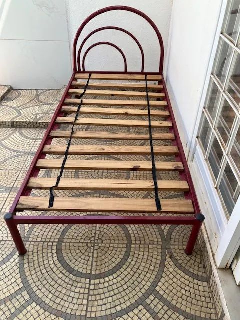 Cama de solteiro de ferro com colchão. - Foto 3
