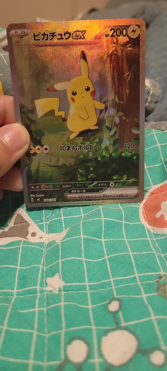 Carta pikachu na floresta japonesa