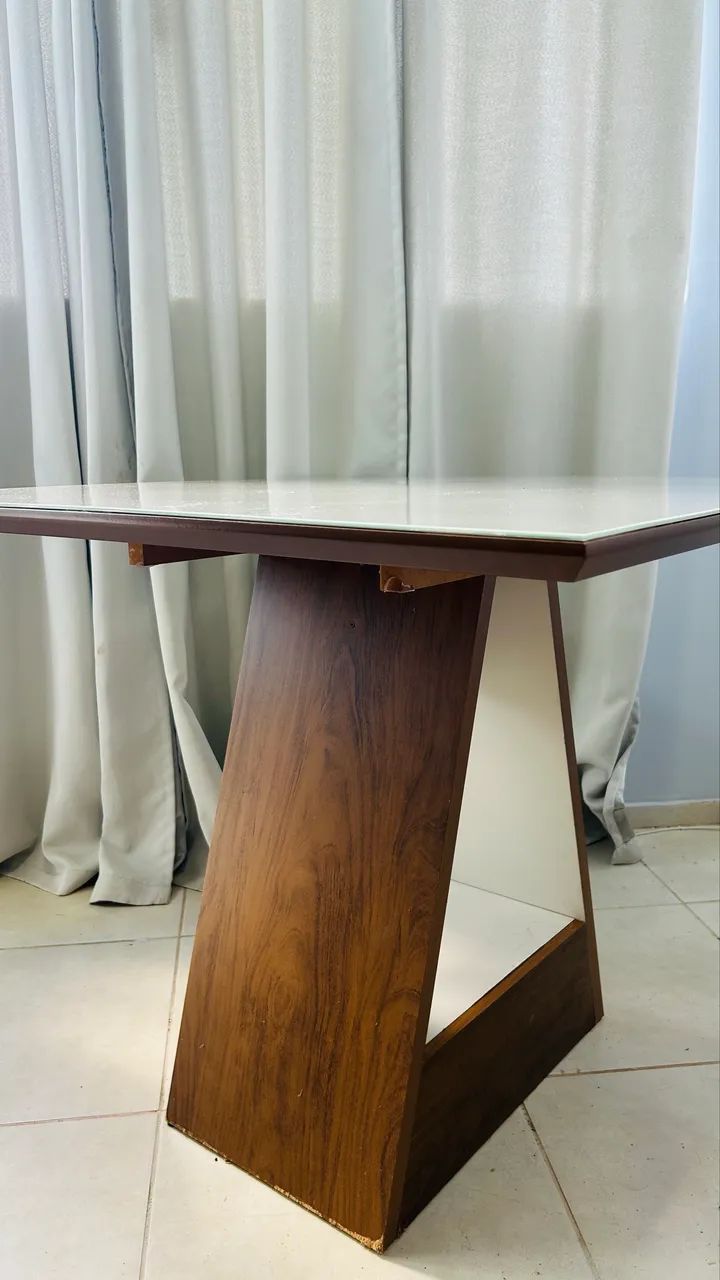 Mesa 4 lugares com tampo de vidro