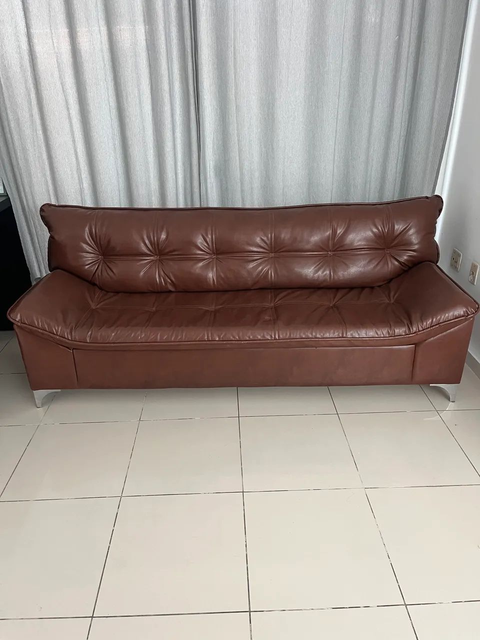 Sofá 4 lugares marrom - Foto 3
