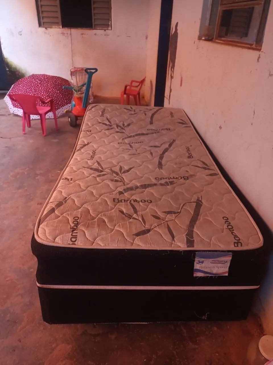 Vendo está cama box pra solteiro nao uso mais ela contato *