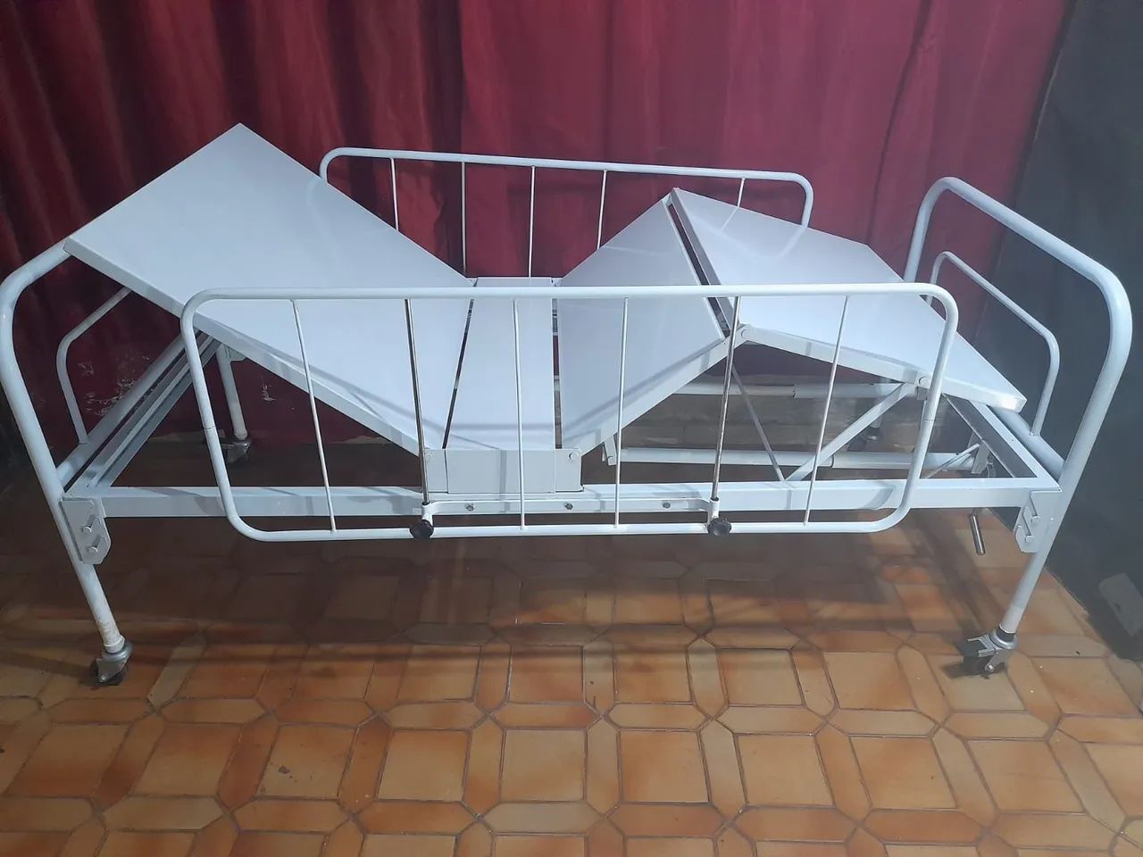 CAMA HOSPITALAR COM DUAS GRADES E COLCHÃO ! ! !  - Foto 5