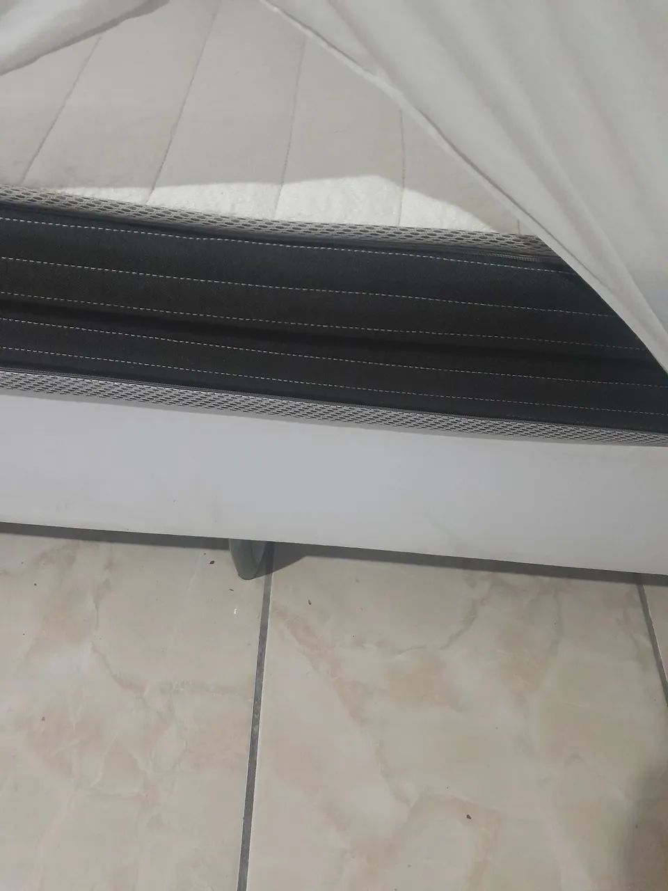 Vendo cama box de solteiro 