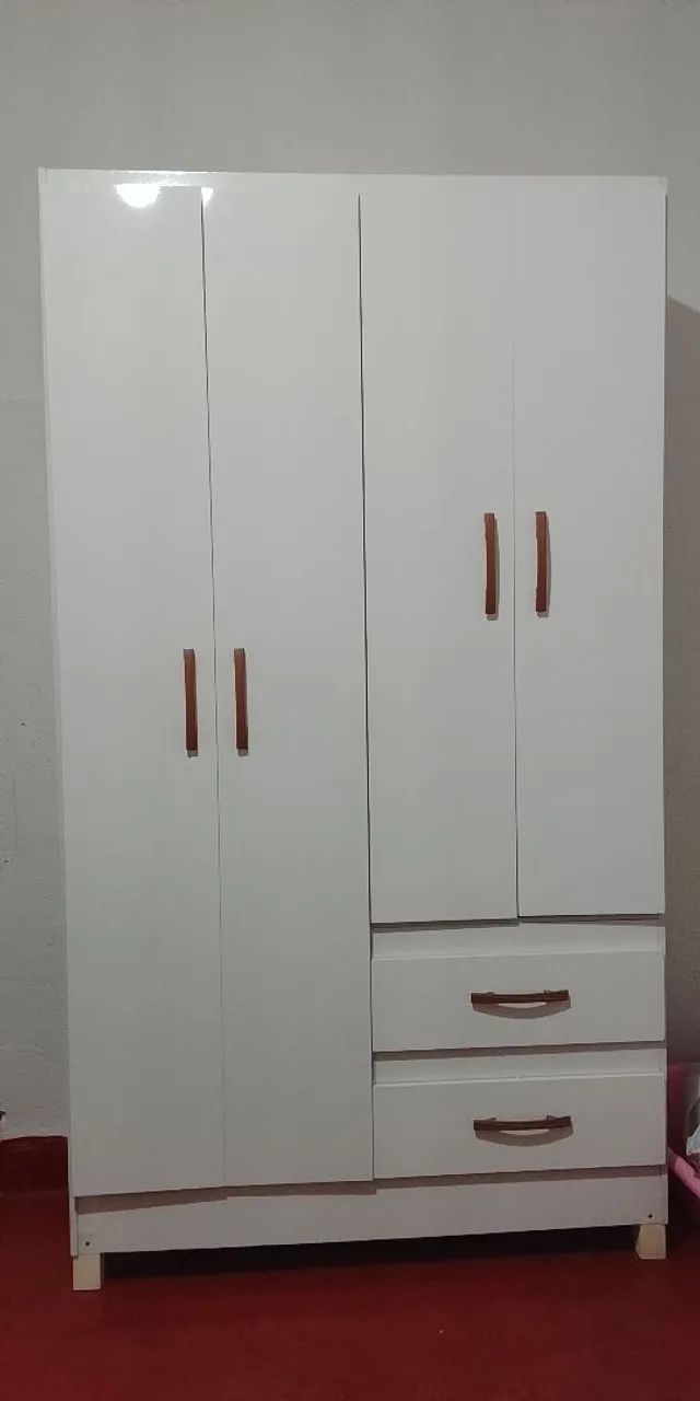 Aguada roupa junto com cômoda 