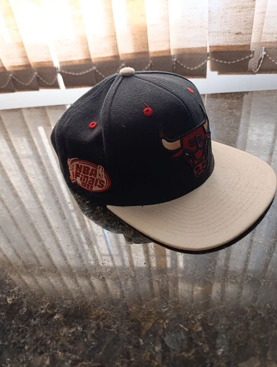 boné é o Mitchell & Ness Chicago Bulls Pin Drop Black/Cream Snapback