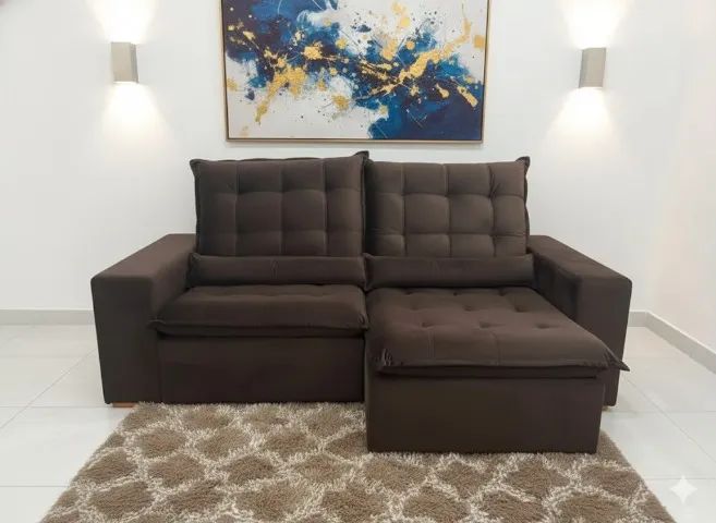 Sofá Londres 2,52m Marrom Veludo - Cor Resistente + Kit Almofadas