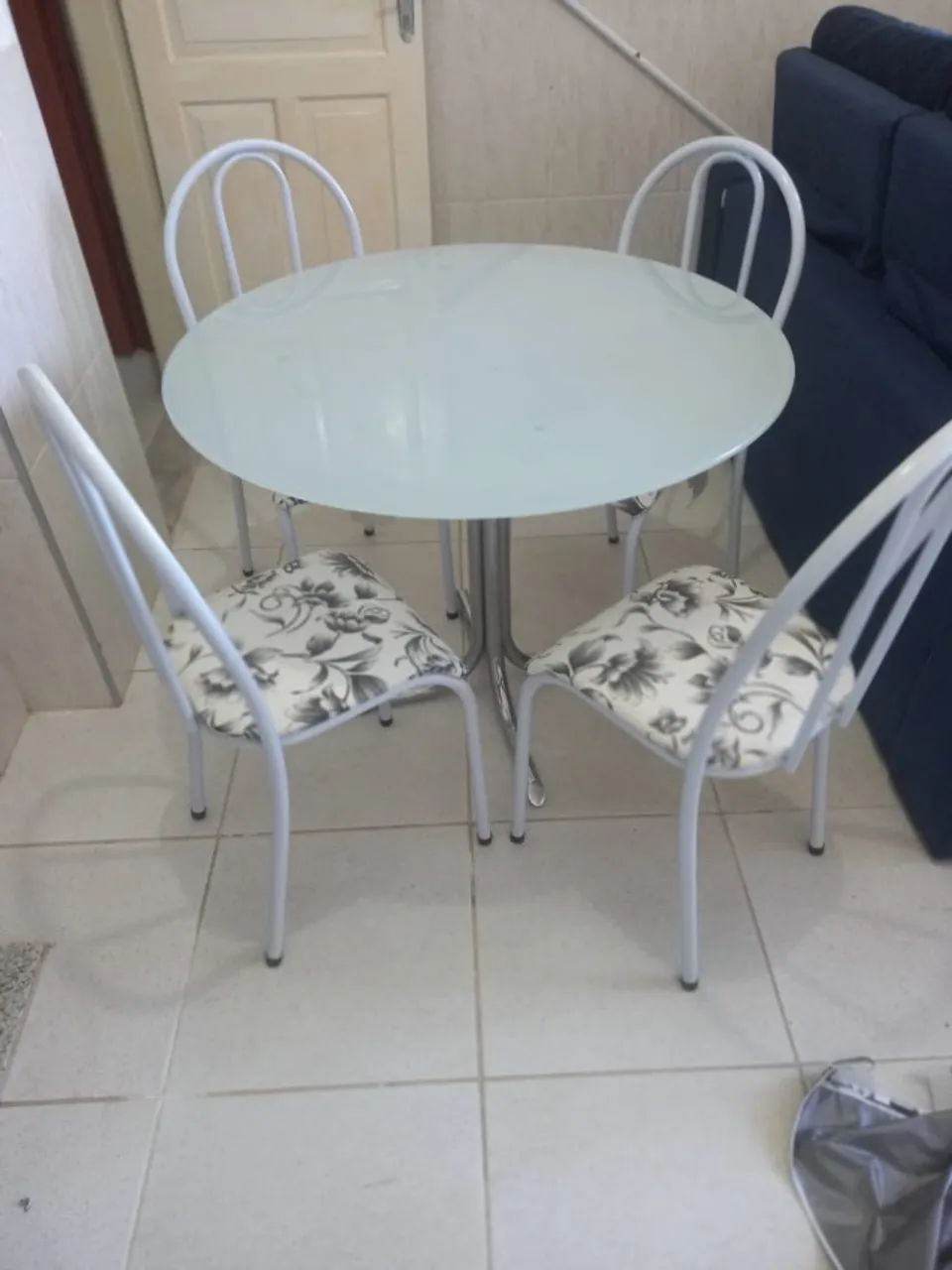 Sofa cama 800 / mesa com quarto cadeira 300 / duas cômodas 400  - Foto 4