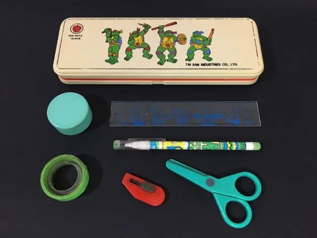 Kit As Tartarugas Ninja Anos 90 - Estojo, Máscara, Ímã de Geladeira e 2 Figurinhas - Foto 2