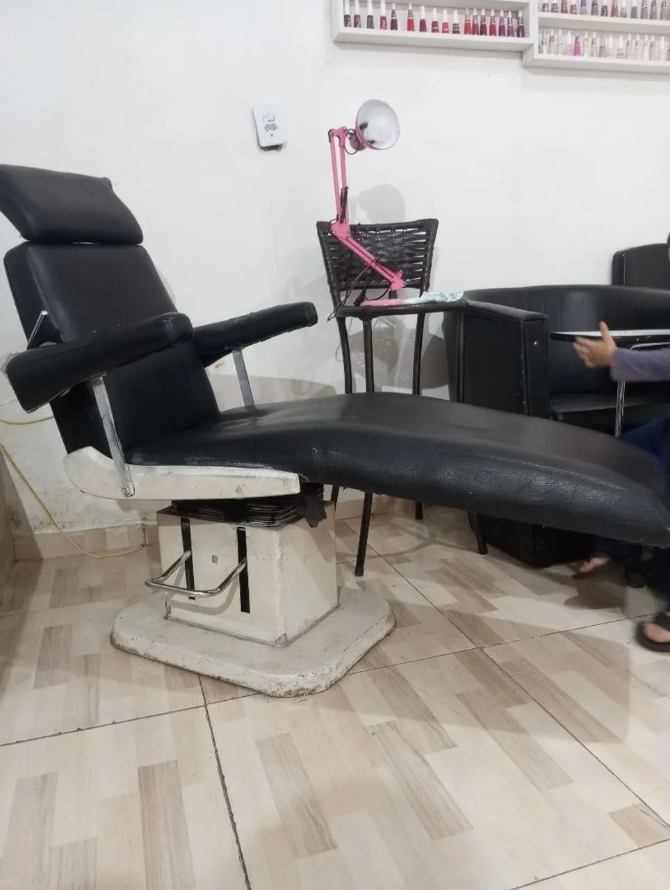 Hydraulic chair for makeup, eyebrow shaping, and even foot spa treatments