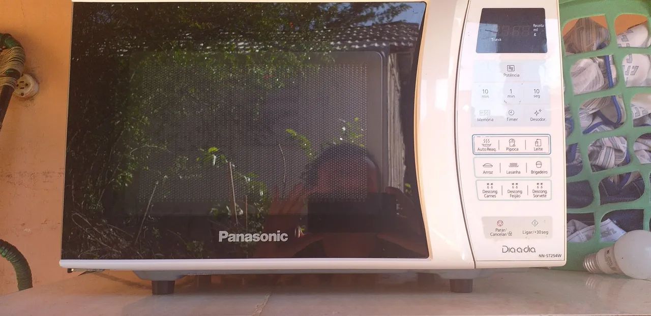 Microondas panasonic com defeito R$ 100.00 - Foto 2
