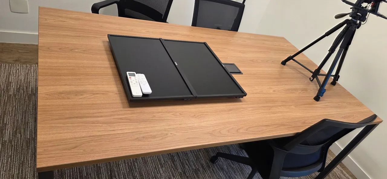 Mesa de reunião praticamente nova 
