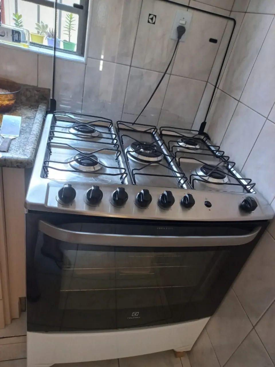 Fogão 5 Bocas Electrolux Branco com Tripla Chama e Timer (76UBQ) - Bivolt - Foto 5