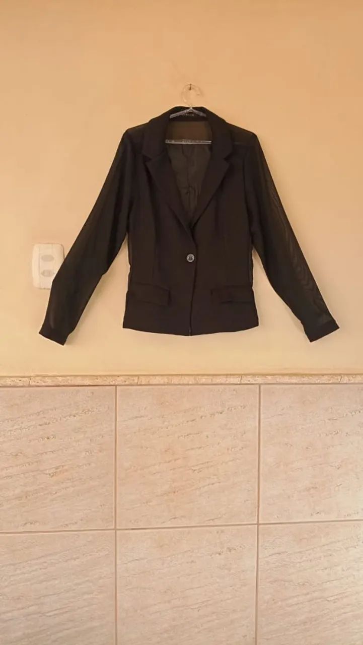 Blazer Preto com Mangas em Tule.