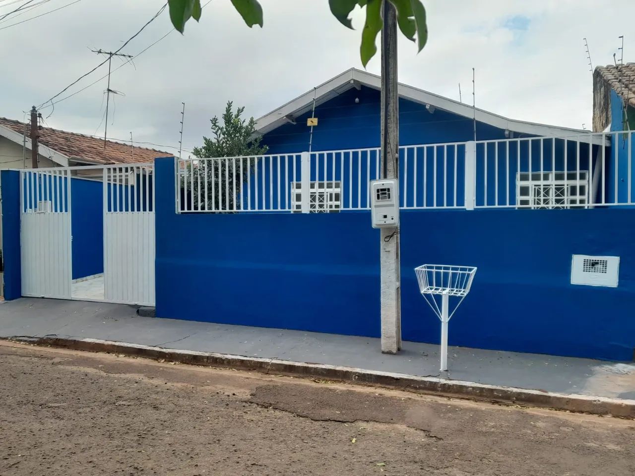 Alugo Casa com 4 Quartos no Bairro Rouxinois