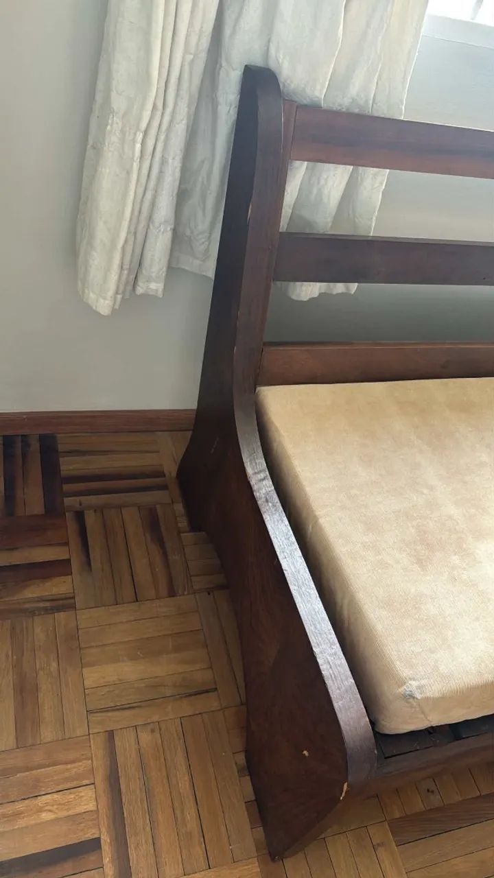 Sofá antigo de madeira maciça - Foto 4