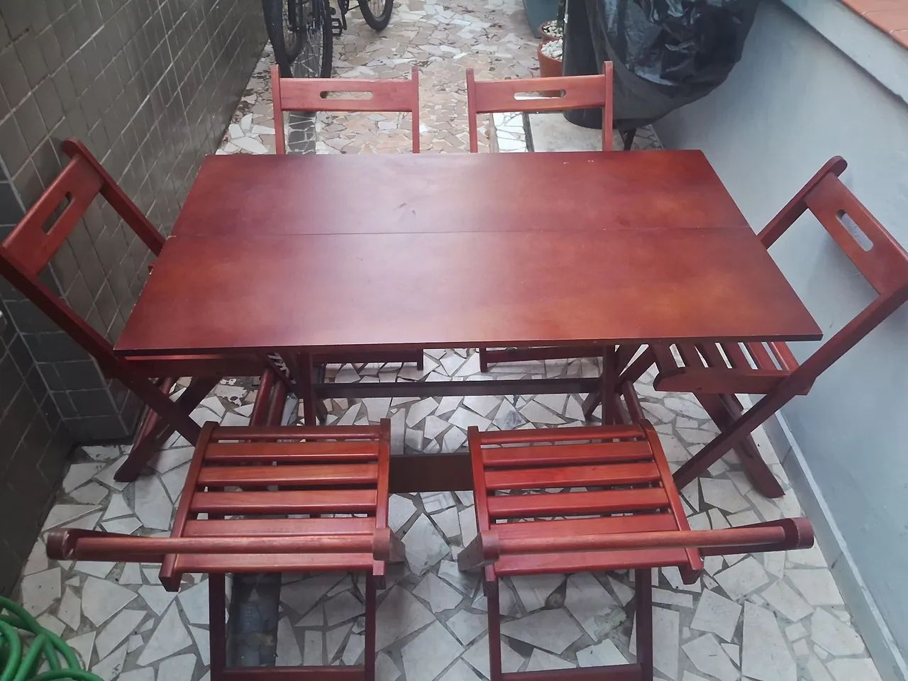 Mesa de madeira desmontável com 6 cadeiras - Foto 3