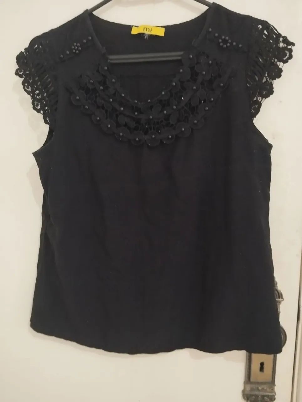 Blusa feminina detalhada 