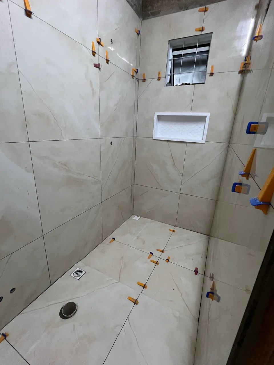 Pedreiro e bombeiro hidráulico 