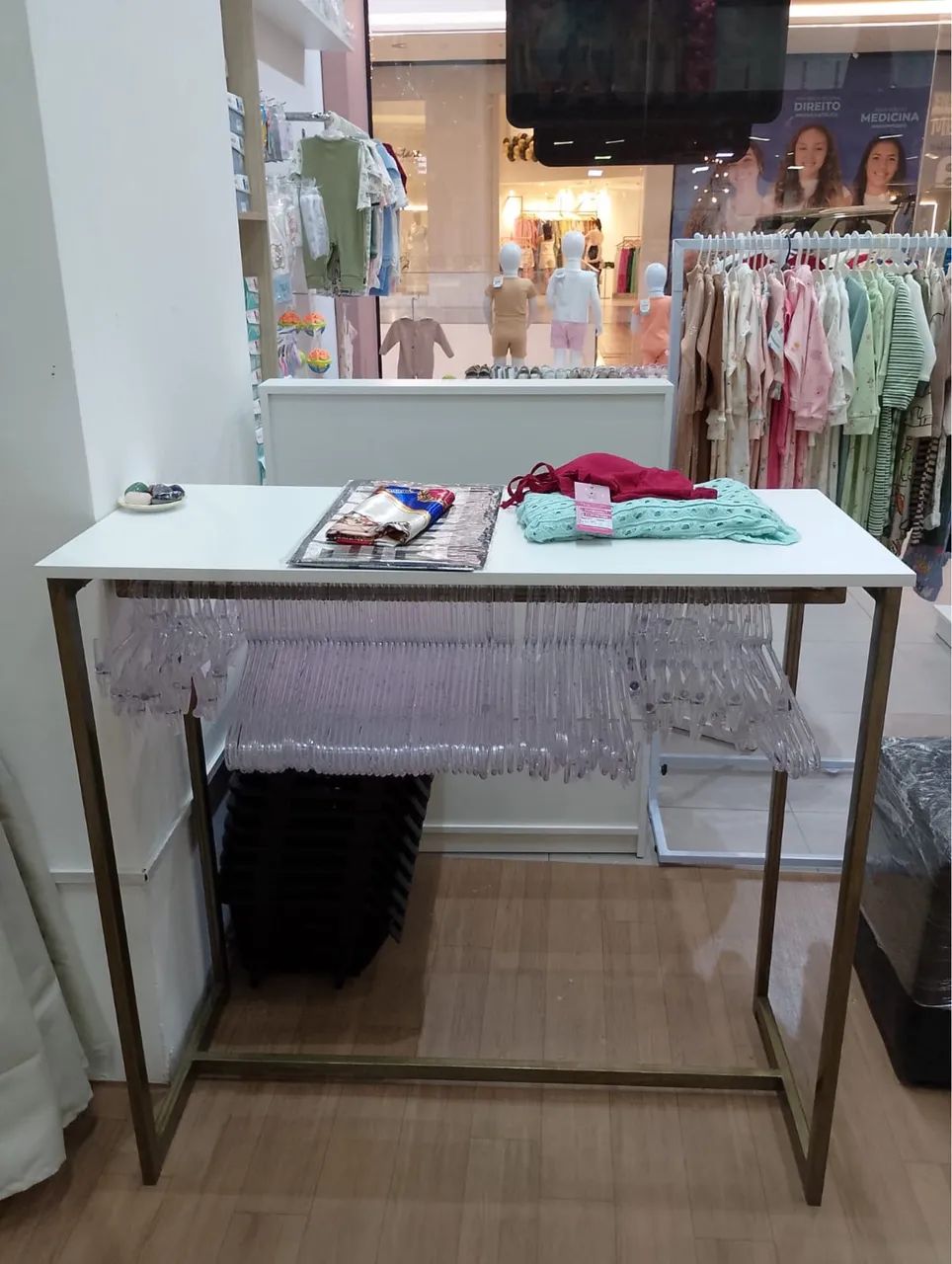 Mesa cabideiro para loja 