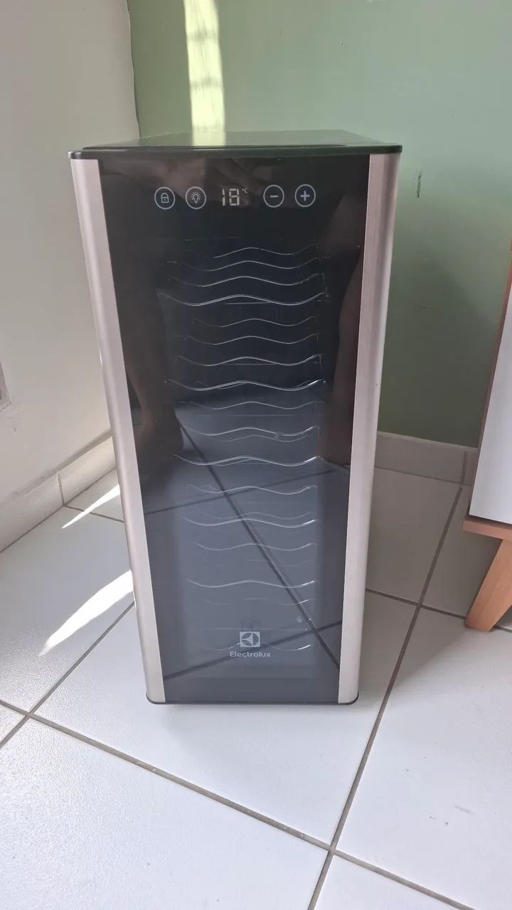 Adega Eletrolux 12 grfs
