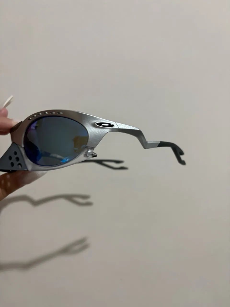 OAKLEY PLANTARIS CINZA COM LENTE POLARIZADA  - Foto 3