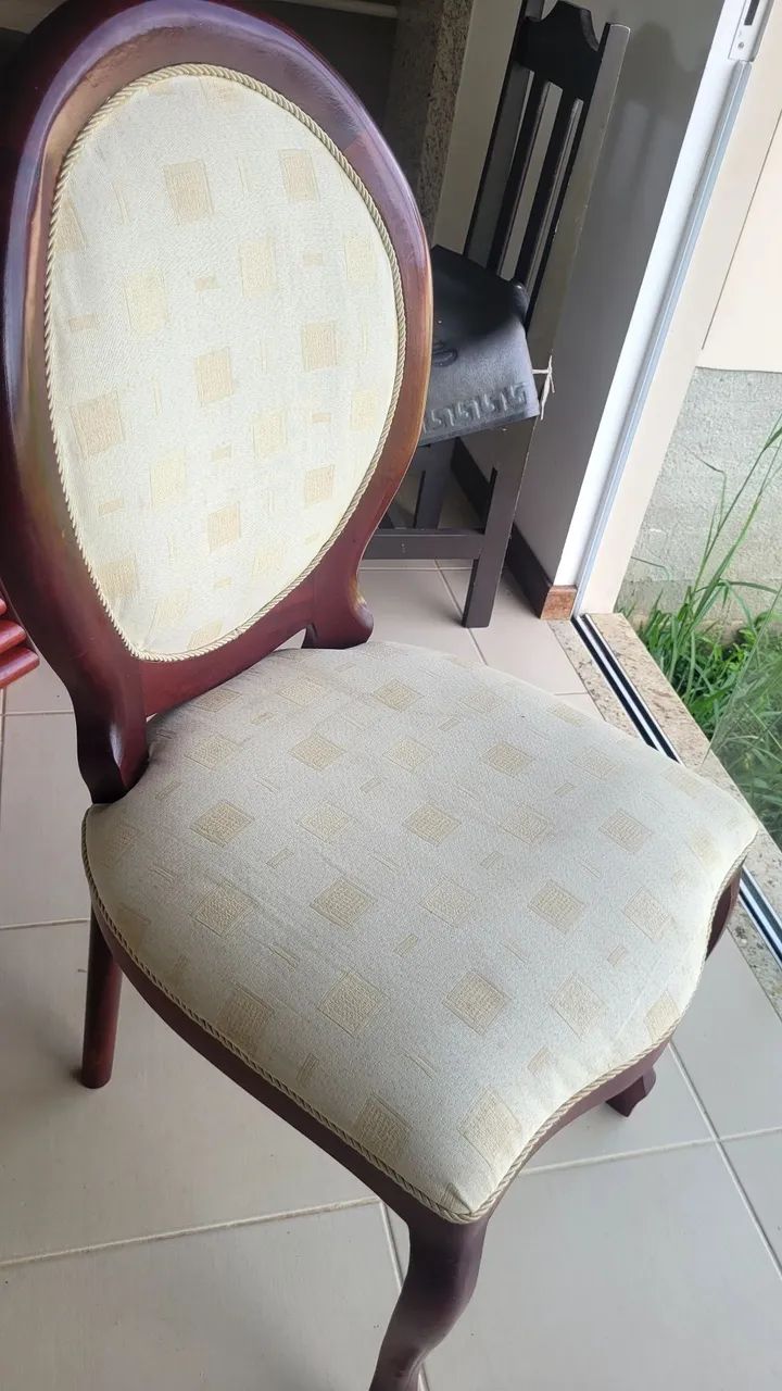 Vendo cadeira de madeira maciça