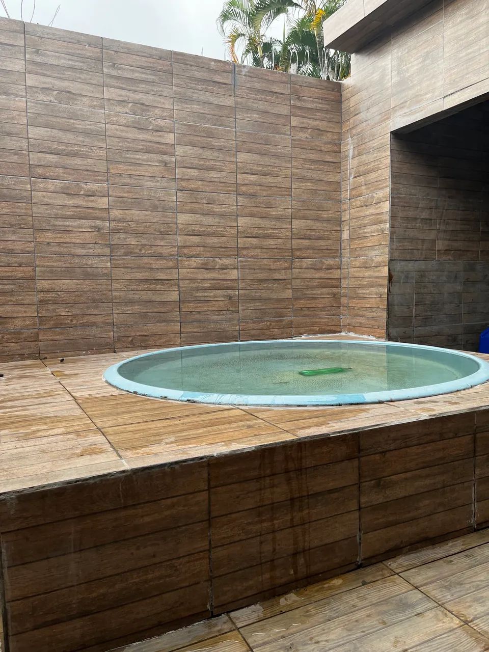 Alugo CASA COM ÓTIMA LOCAÇÃO E PISCINA 
