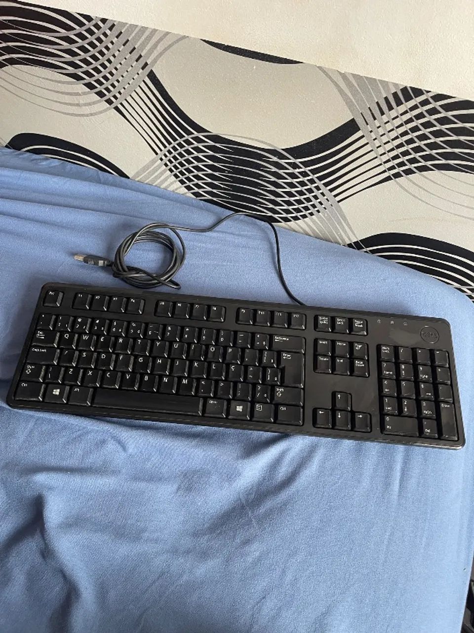 Teclado Dell com conexão USB, funcionando perfeitamente.