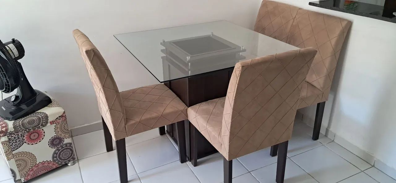 Mesa de vidro com quatro cadeiras  - Foto 2